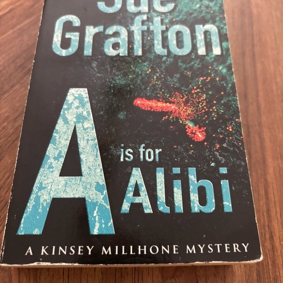 Sue Grafton Alphabet Book Series Bundle of 2 - Picture 3 of 11